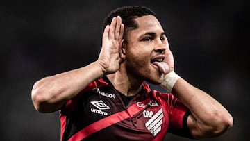 Vitor Roque celebra un gol con el Atlético Paranaense.