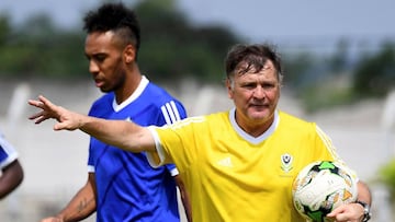 El seleccionador de Gab&oacute;n, Jos&eacute; Antonio Camacho, con Pierre-Emerick Aubameyang.