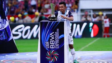 Christian Bermudez and  Players of Atlante with the Champion trophy during the final second leg match between Leones Negros and Atlante as part of the Torneo Clausura 2024 Liga BBVA Expansion MX at Jalisco Stadium on May 12, 2024 in Guadalajara, Jalisco, Mexico.