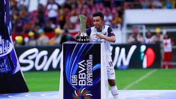 Christian Bermudez and Players of Atlante with the Champion trophy during the final second leg match between Leones Negros and Atlante as part of the Torneo Clausura 2024 Liga BBVA Expansion MX at Jalisco Stadium on May 12, 2024 in Guadalajara, Jalisco, Mexico.