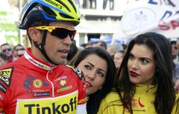 Dos azafatas miran fijamente a Alberto Contador durante la segunda etapa entre Utrera y Lucena de la Vuelta a Andalucía.