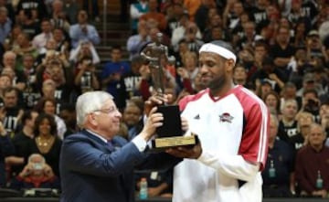 David Stern le entrega el MVP 2009 a LeBron James con Cleveland, el primero de los cuatro que ha ganado.