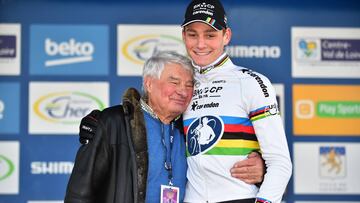 Mathieu van der Poel posa con su abuelo Raymond Poulidor tras subir al podio en la prueba de Copa del Mundo de Ciclocr&oacute;s de 2016 en Wereldbeker.