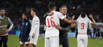 Italia realizó un torneo inmaculado sin apenas conceder ocasiones de gol a sus rivales. España, que sólo fue capaz de ganar un partido en el tiempo reglamentario, llegaba reforzada a semifinales tras imponerse a Suiza y Croacia. Chiesa adelantó a Italia y Morata igualó la contienda enviando el choque a la prórroga. Tras los treinta minutos adicionales, nuevamente los once metros fueron claves. Los fallos de Dani Olmo y Morata impidieron el triunfo español. Italia ganó la Eurocopa tras superar, también en los penaltis, a Inglaterra.