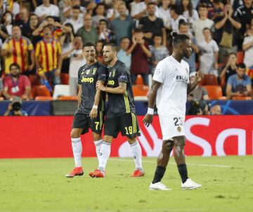 La desolación de Cristiano Ronaldo tras la expulsión. El portugués con Leonardo Bonucci.