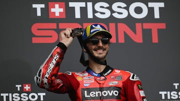 Francesco Bagnaia celebra la tercera plaza del podio de la esprint del GP de Argentina.