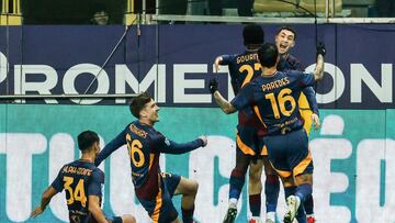 Matias Soulé celebra un gol con sus compañeros.