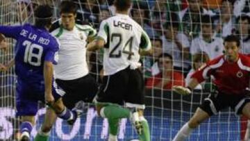 <b>MINUTO 55. </b>Esta foto corresponde al gol que le marcó De la Red al Racing, el 21 de septiembre de 2008.