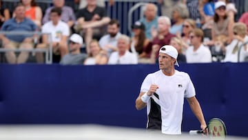 Marton Fucsovics, contra Botic van de Zandschulp en la final de Winston Salem.