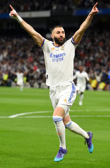 De Bal¨®n de Oro a m¨¢ximo candidato a hacerse con el galard¨®n. Nadie dir¨ªa, tras completar con creces la mejor temporada de su carrera, que Karim tiene 34 a?os. No ha acusado ni la edad ni su regreso a la selecci¨®n de Francia, que le ha cargado de m¨¢s partidos.