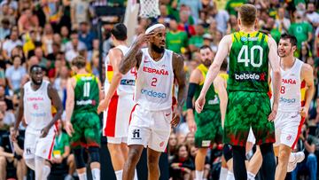 Lorenzo Brown, base de la Selección, celebra un triple ante Lituania en Vilnius.