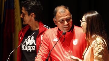 Independiente Santa Fe reveló la nueva camiseta de los planteles femenino y masculino para la temporada 2023. Alfonso Cañón lideró la presentación.