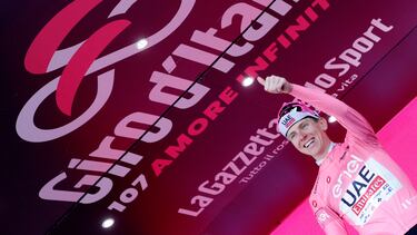 Tadej Pogacar saluda desde el podio de Bassano del Grappa.