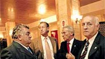 <B>EN LA CUERDA FLOJA</B>. Vega-Arango y sus consejeros tendrán problemas para seguir en el club.