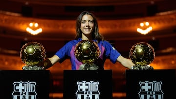 GRAFCAT2366. BARCELONA (ESPAÑA), 25/09/2025.- La centrocampista del FC Barcelona, Aitana Bonmatí, reciente ganadora del 'Balón de oro', el tercero consecutivo en su carrera, posa con los tres trofeos en una sesión fotográfica en el Gran Teatre del Liceu barcelonés.EFE/ Enric Fontcuberta