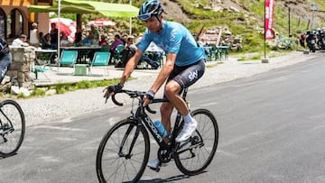 Chris Froome rueda durante el reconocimiento a la subida del Col du Vars, uno de los colosos alpinos que se subir&aacute;n en el Tour de Francia 2017.