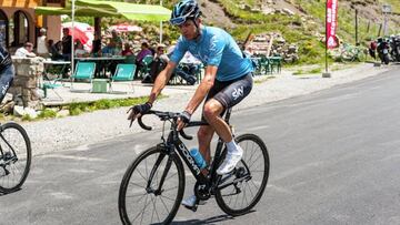 Chris Froome rueda durante el reconocimiento a la subida del Col du Vars, uno de los colosos alpinos que se subirán en el Tour de Francia 2017.