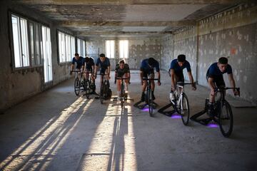 Corredores del equipo francés de ciclismo virtual Punchers Club trabajan durante una sesión de entrenamiento, sobre un rodillo inteligente, con vistas a su participación en el Tour de Francia virtual, que tendrá lugar en julio. Algunos equipos profesionales como el Euskaltel han utilizado este tipo de eventos como preparación para la temporada.