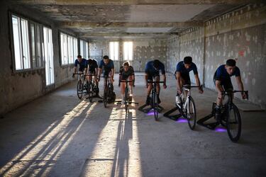 Corredores del equipo francés de ciclismo virtual Punchers Club trabajan durante una sesión de entrenamiento, sobre un rodillo inteligente, con vistas a su participación en el Tour de Francia virtual, que tendrá lugar en julio. Algunos equipos profesionales como el Euskaltel han utilizado este tipo de eventos como preparación para la temporada.