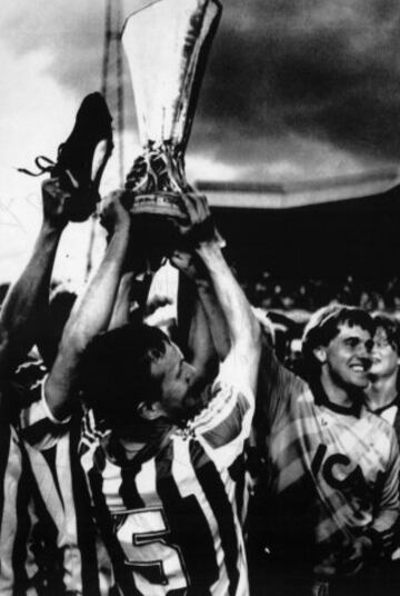 Los jugadores de la Juventus mostrando el trofeo de la copa de la UEFA