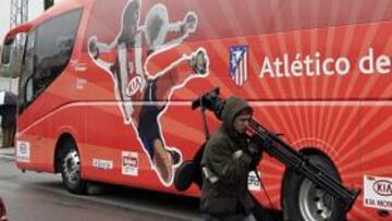 La nube de cenizas del volcán de Islandia ha obligado ha cerrar varios aeropuertos del norte de España, incluido el de Asturias, por lo que el Atlético ha tenido que viajar a Gijón por carretera.