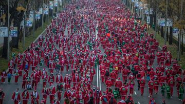 Imagen de una edici&oacute;n de la Carrera de Pap&aacute; Noel organizada por El Corte Ingl&eacute;s.