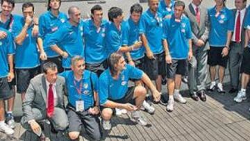 <b>PUNTO TURÍSTICO. </b>La expedición rojiblanca posaba ayer con la impresionante bahía de Shanghai al fondo. La plantilla disfrutó de unas colosales vistas.