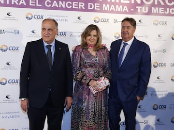 Javier Tebas, presidente de LaLiga, su pareja y el doctor Ángel Martín, presidente de la Fundación Clínica Menorca.