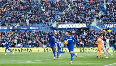 Rápidamente Arambarri cogió el balón y alentó a los suyos para ir a por la victoria.

