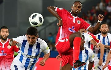 CF Pachuca's Chilean forward Angelo Sagal (C-L) vies for the ball against Wydad Casablanca's Moroccan midfielder Abdeladim Khadrouf (C-R), during their FIFA Club World Cup quarter-final match Zayed Sports City Stadium in the Emirati capital Abu Dhabi on December 9, 2017. / AFP PHOTO / GIUSEPPE CACACE