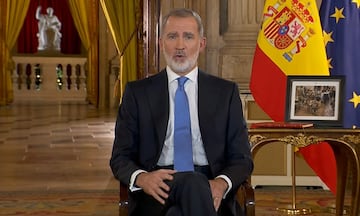 El rey Felipe VI, con las piernas cruzadas y las manos sobre ellas.