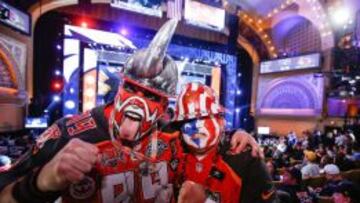 Los fans hacien la fiesta en la gala del draft de la NFL en Chicago.