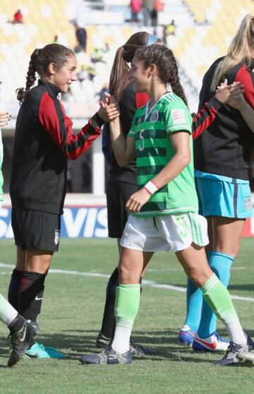 Mexicanas-estadounidenses que se dedican al fútbol profesional; una milita en el Valencia de España y la otra en Estados Unidos.