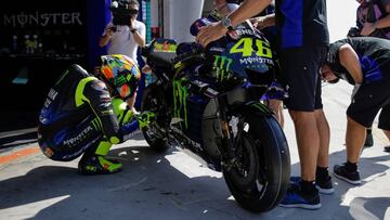 Valentino Rossi junto a su Yamaha en Sepang.
