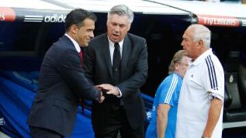 Saludo de Luis García con Carlo Ancelotti.