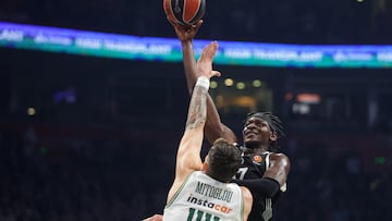 Isaac Bonga, del Partizán, ante Konstantinos Mitoglou, del Panathinaikos.