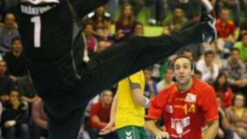 <b>EXTREMOS. </b>García Parrondo marca a Lituania, el pasado miércoles.