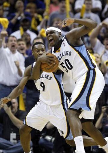 Memphis 103 - Oklahoma 97 (3-1). Los jugadores de Memphis, Zach Randolph (50) y Tony Allen (9) celebran una canasta.