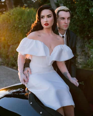 Demi Lovato, tras más de tres años de relación, se ha comprometido con Jordan 'Jutes' Lutes y ha dado el "sí, quiero". La ceremonia se ha celebrado en California según ha informado la revista ' Vogue'. El vestido de la novia lleva la firma de Vivienne Westwood, una diseñadora de moda y empresaria británica, considerada como la principal responsable de la estética asociada con el punk y el new wave.