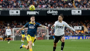 VALENCIA, 24/01/2026.- El defensa del Valencia José Copete (d) disputa una posesión ante Roberto Fernández, delantero del Espanyol, durante el encuentro correspondiente a la jornada 21 de LaLiga EA Sports entre el Valencia y el Espanyol disputado en Mestalla, Valencia, este sábado. EFE/ Ana Escobar