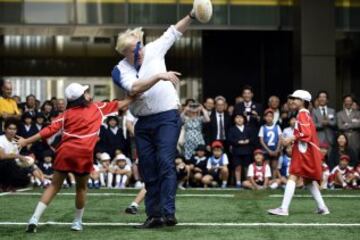 Boris Johnson arroya al niño de 10 años durante un acto de rugby callejero. El alcalde de Londres se encuentra éstos días en Tokio para estrechar lazos culturales con la ciudad nipona.