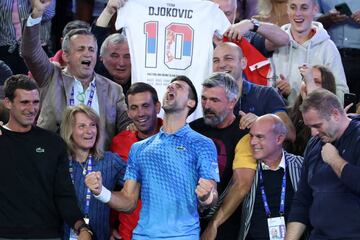 Novak Djokovic celebra su victoria ante Stefanos Tsitsipas yendo a festejarlo al palco con su familia y staff técnico.