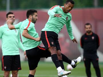 Portugal's midfielder Joao Moutinho and Portugal's forward Nani take part in a training session in Kazan, Russia, on June 27, 2017 on the eve of the Russia 2017 FIFA Confederations Cup football semi-final match Portugal vs Chile. / AFP PHOTO / FRANCK FIFE