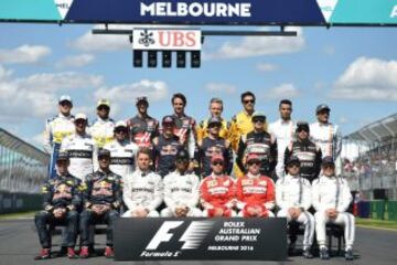 Los pilotos de Fórmula 1 que participarán esta temporada posan antes del primer gran premio de la temporada. 
Primera fila, de izquierda a derecha: Daniil Kvyat, Daniel Ricciardo, Nico Rosberg, Lewis Hamilton, Sebastian Vettel, Felipe Massa, Valtteri Bottas. Segunda fila de izquierda a derecha: Jenson Button, Fernando Alonso, Max Verstappen, Carlos Sainz Jr, Nico Hulkenberg, Sergio Perez. Tercera fila de izquierda a derecha:Marcus Ericsson, Felipe Nasr, Romain Grosjean, Esteban Gutierrez, Kevin Magnussen, Jolyon Palmer, Pascal Wehrlein y Rio Haryanto.