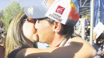 <b>UN BESO DE PLATA. </b>Iván Gutiérrez recibió en la meta otra recompensa: el beso de su novia Alicia.