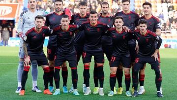 Alineación del Granada en Lugo. Están Miguel Rubio y Uzuni