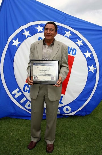 El ‘8 pulmones’ consiguió el ascenso con el Cruz Azul en la temporada 1963-64 y fue parte de una de las épocas doradas. El mediocampista de contención ganó la liga en cuatro ocasiones, un Campeón de campeones, el Torneo México 70 y un campeonato CONCACAF.