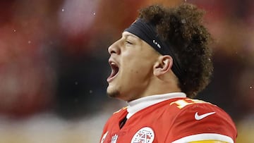 LWS134. Kansas City (United States), 12/01/2019.- Kansas City Chiefs quarterback Patrick Mahomes cheers on the sidelines against the Indianapolis Colts in the second half of the NFL American Football Conference Divisional Round playoff American Football game at between the Indianapolis Colts and the Kansas City Chiefs at Arrowhead Stadium in Kansas City, Missouri, USA, 12 January 2019. (Estados Unidos) EFE/EPA/LARRY W. SMITH