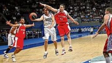 <b>MUY INTENSO. </b>Raúl López estuvo muy combativo todo el encuentro y protagonizó alguna jugada de virtuoso del balón.