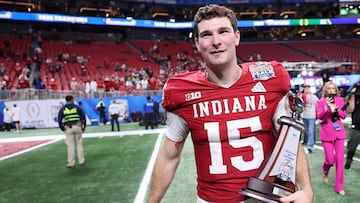 ATLANTA, GEORGIA - JANUARY 09: Fernando Mendoza #15 of the Indiana Hoosiers celebrates after defeating the Oregon Ducks in the 2025 College Football Playoff Semifinal at the Chick-fil-A Peach Bowl at Mercedes-Benz Stadium on January 09, 2026 in Atlanta, Georgia. Kevin C. Cox/Getty Images/AFP (Photo by Kevin C. Cox / GETTY IMAGES NORTH AMERICA / Getty Images via AFP)